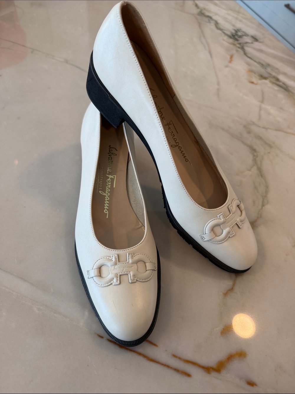 🏷️ Vintage Ferragamo White Low Block Heel Pumps Gancini Detail.      Sz 6 AAAA